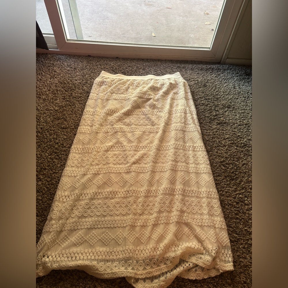 Chic Lace Maxi Skirt in Cream